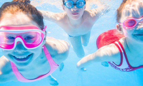10 bệnh trẻ dễ mắc khi đi bơi vào mùa hè