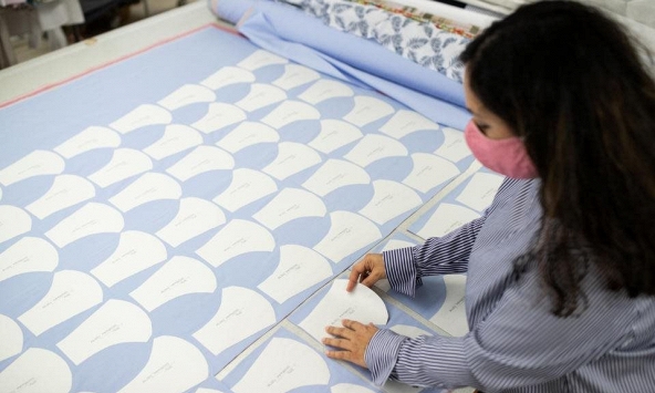 Forbes: Ngành dệt may Việt Nam 'vượt qua' COVID-19 nhờ khẩu trang