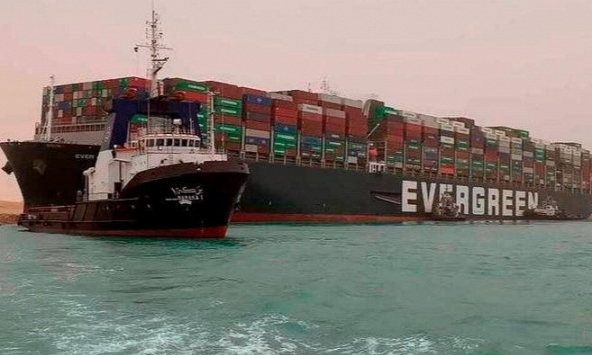 Kênh đào Suez vẫn tắc nghẽn nghiêm trọng, tàu chở dầu và khí đốt chuyển hướng đi