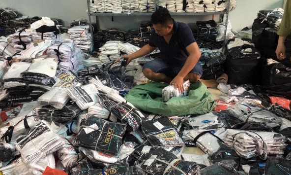 Căn nhà 3 tầng giữa thủ đô chứa đầy hàng LV, Gucci, Nike, Burberry… nhái