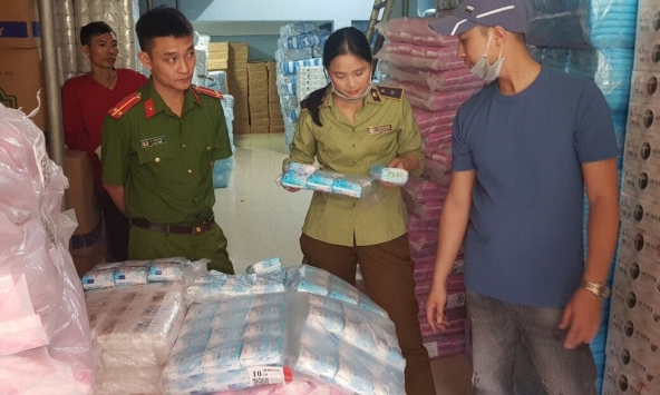 Lượng lớn băng vệ sinh Diana giả bị thu giữ