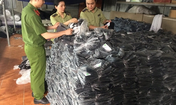 Hơn 5.000 sản phẩm nhái thương hiệu Adidas, Nike, Lacoste, Burberry bị thu giữ