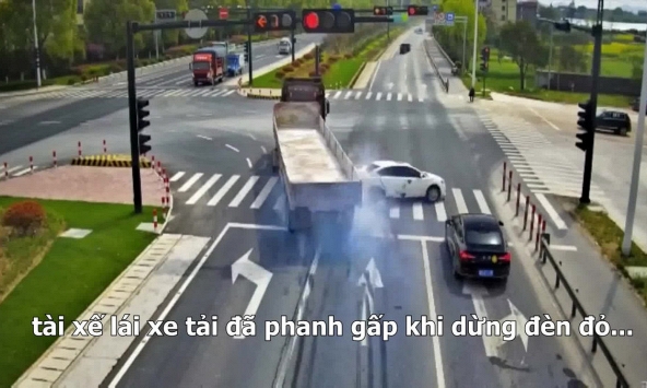 Phanh gấp dừng đèn đỏ, xe tải gây họa cho ô tô