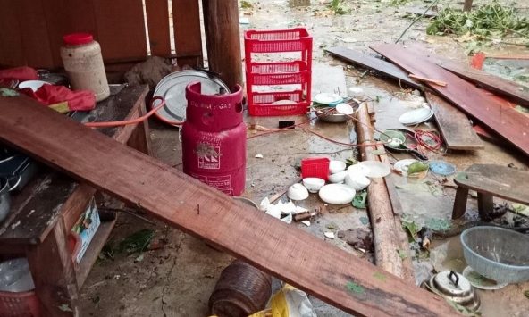 20 ngôi nhà ở Nghệ An  bị tốc mái sau trận lốc xoáy kèm mưa đá