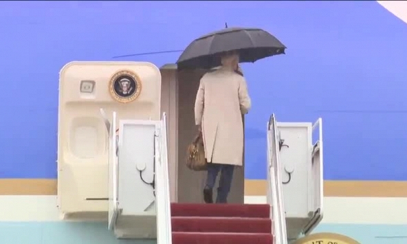 Tổng thống Mỹ Joe Biden suýt bước hụt lần thứ 2 khi lên chuyên cơ Không lực Một