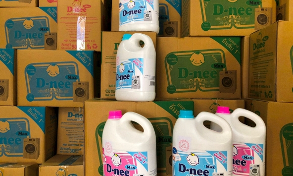 Phát hiện cơ sở sản xuất nước giặt Dnee giả giữa thủ đô