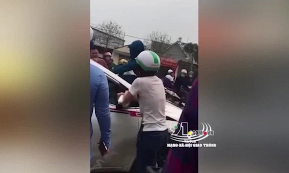 Vợ nhảy lên capo đập vỡ kính lái, đánh ghen