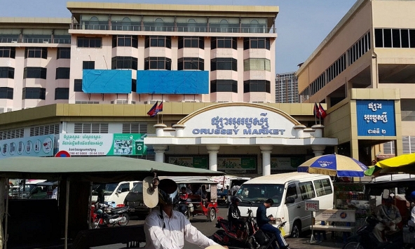 Dịch COVID-19: Thủ đô Campuchia đóng cửa chợ đầu mối - Chile tăng cường truy xét các biến thể mới