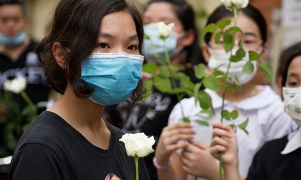 Nhiều học sinh tiễn bạn qua đời trong vụ cháy bằng hồng trắng