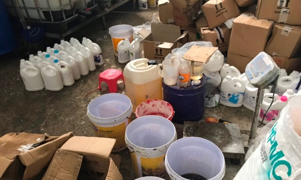 Pha chế nước giặt D-nee, nước xả Comfort bằng công nghệ... xô chậu