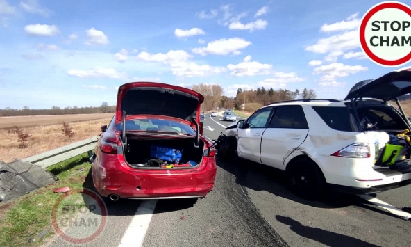 Sang đường ngang ngược, SUV Mercedes tông ôtô Mazda