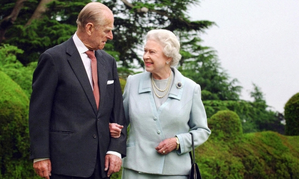 Mối tình sắt son hơn 70 năm của Hoàng thân Philip và Nữ hoàng Elizabeth