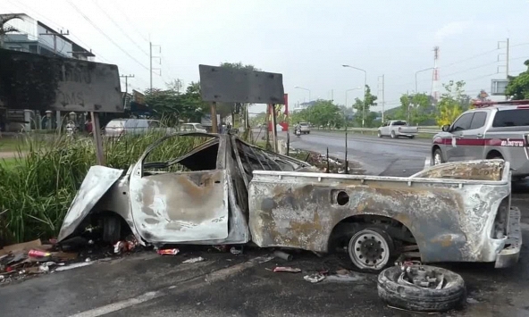 Khoảnh khắc tài xế bò lồm cồm ra khỏi chiếc xe tải đang bốc cháy