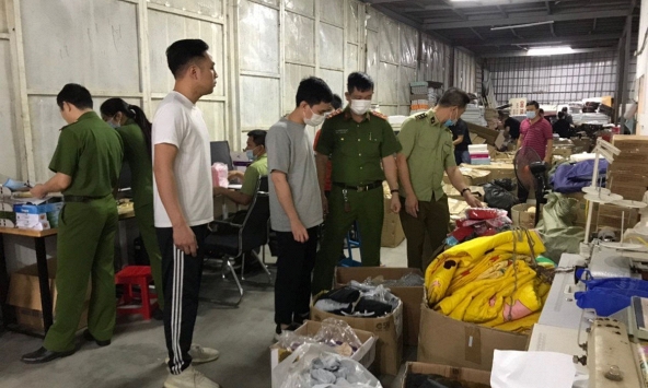 Thêm một 'tổng kho hàng lậu' bán hàng qua mạng bị triệt phá