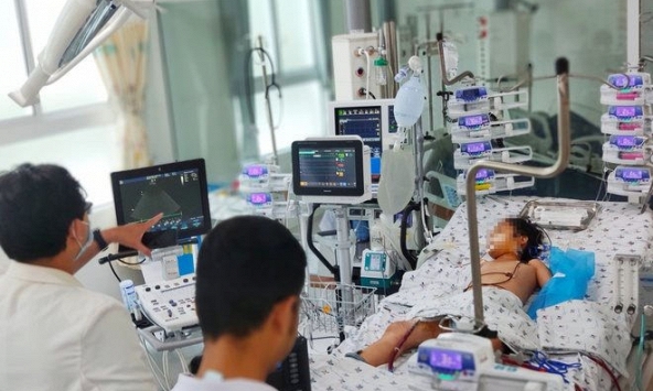 Cứu sống một bệnh nhi nguy kịch bằng biện pháp can thiệp ECMO