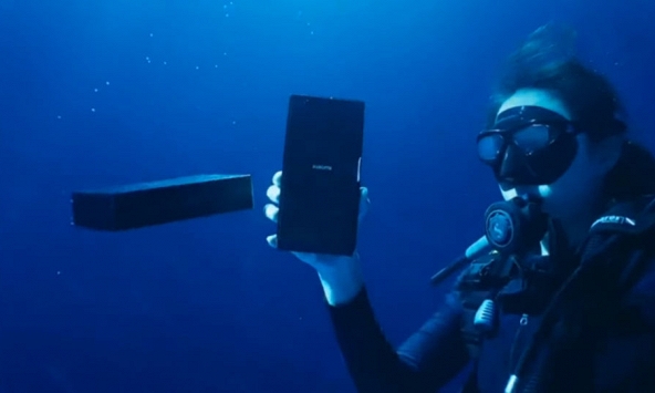 Video 'đập hộp' flagship Xiaomi Mi 11 Ultra dưới nước
