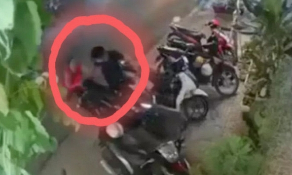 Video: Người phụ nữ khống chế tên trộm xe máy cực gắt