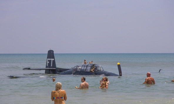 Máy bay đáp khẩn cấp xuống biển, phi công may mắn thoát nạn