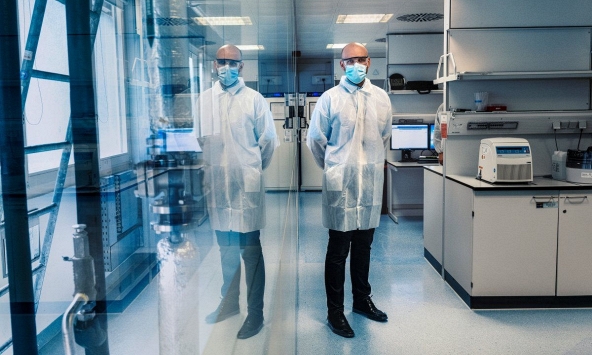 Bên trong nhà máy sản xuất vaccine COVID-19 thịnh hành nhất thế giới