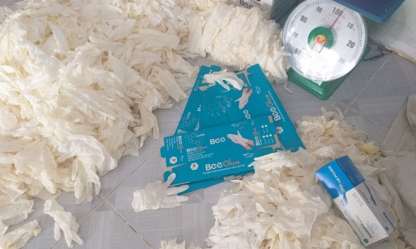 Găng tay không rõ nguồn gốc liên tục bị thu giữ