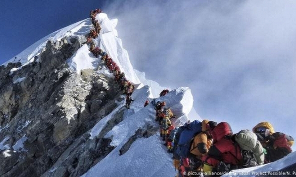 COVID-19 đã ‘leo’ lên đỉnh Everest