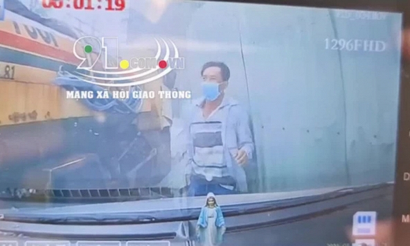 Đang bốc hàng, 3 người đàn ông thoát chết thần kỳ