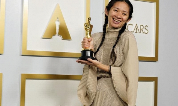 Nữ đạo diễn gốc Á gây 'chấn động' toàn cầu tại Lễ trao giải Oscars là ai?