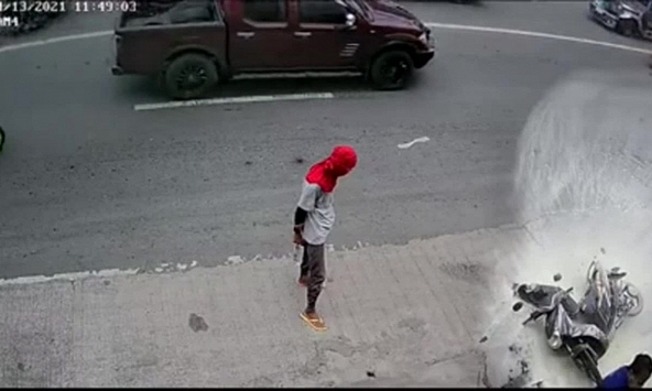 Đang điều khiển xe máy trên đường, người đàn ông bất ngờ phát hiện xe bốc khói từ phía sau