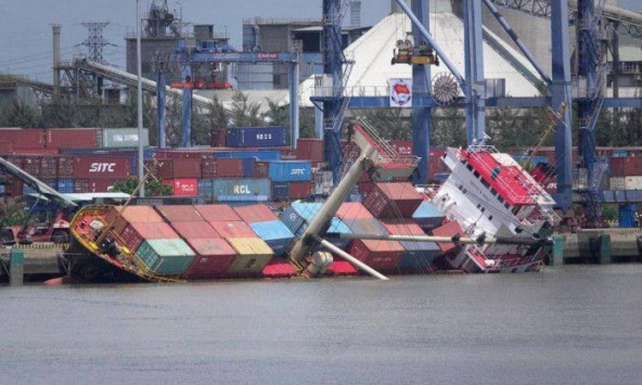 Tàu chở container bị lật tại cảng Tân Cảng Hiệp Phước