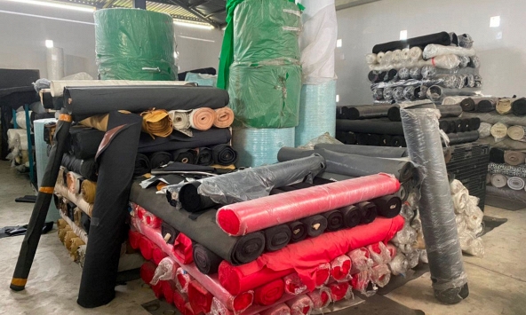 Kho hàng chứa hơn 30 tấn vải không rõ nguồn gốc