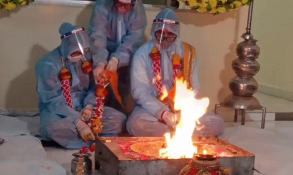 Phát hiện mắc COVID-19 đúng ngày cưới, chú rể mặc đồ bảo hộ cử hành hôn lễ