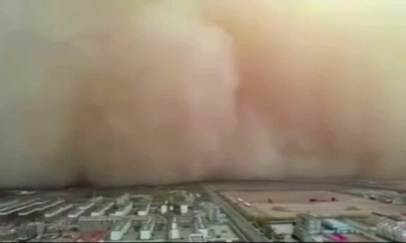 Bức tường cát khổng lồ 'nuốt chửng' thị trấn Trung Quốc