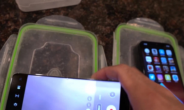 Sẽ ra sao nếu iPhone 12 Pro Max và Galaxy S21 Ultra cùng nhau đóng băng