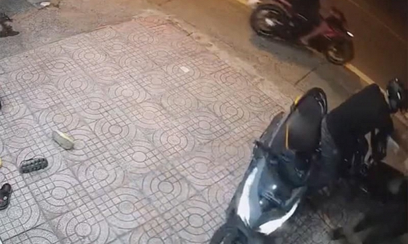 'Hiệp sĩ' tông thẳng xe máy vào kẻ trộm khi đang bẻ khóa