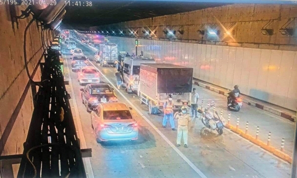 Tai nạn liên hoàn, 4 ô tô tông nhau trong hầm vượt sông Sài Gòn