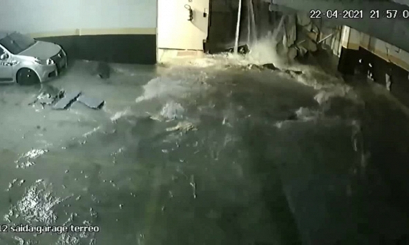 Bể bơi dài gần 23 m bất ngờ đổ sụp xuống hầm để xe