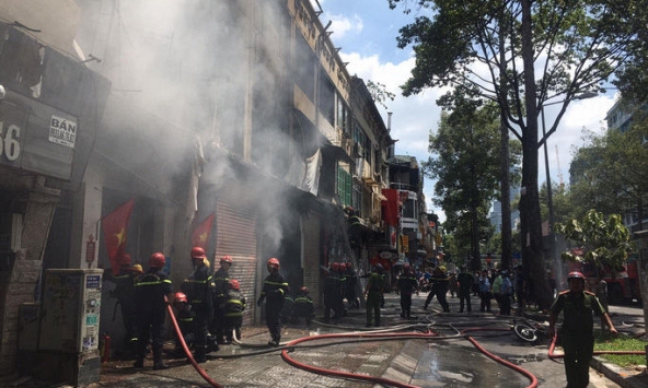 Dãy nhà ở trung tâm TP HCM bốc cháy dữ dội trong ngày nghỉ lễ