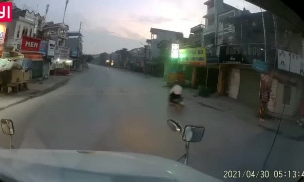 Lao thẳng vào đầu xe Container, 2 thanh niên thoát chết trong gang tấc