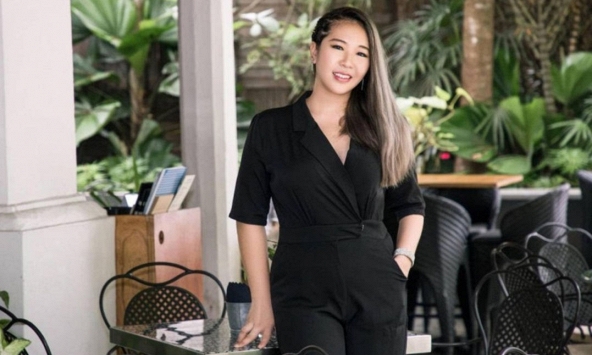 Nữ ca sĩ xinh đẹp đổi nghề thành kỹ sư phần mềm vì đại dịch COVID-19