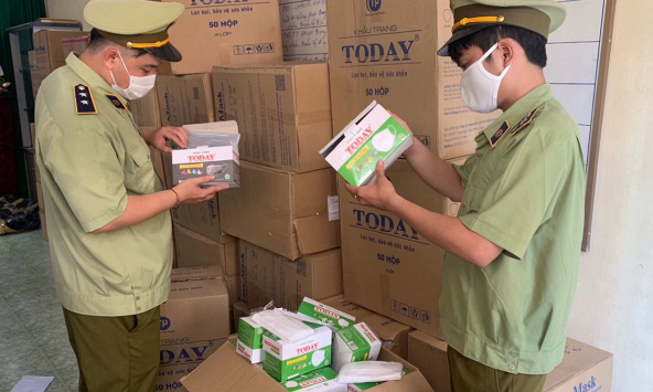 Phú Yên phát hiện hàng chục ngàn khẩu trang trôi nổi không rõ nguồn gốc