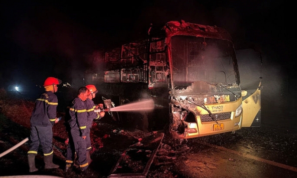 Xe khách giường nằm bị thiêu rụi trên quốc lộ QL14