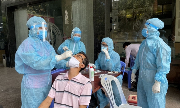 TP.HCM lấy mẫu khẩn cho 150 học sinh, giáo viên mầm non vì có trẻ đi cùng chuyến bay với BN2999