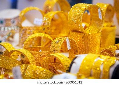 Giá vàng tăng vọt, vượt ngưỡng 1.800 USD