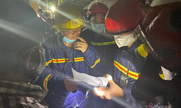 Căn nhà 2 tầng ở TP.HCM bốc cháy dữ dội sau tiếng nổ, 8 người tử vong