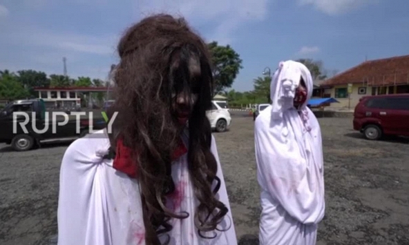 Indonesia: Người dân hóa trang thành ma quỷ đứng gác chốt phòng dịch COVID-19