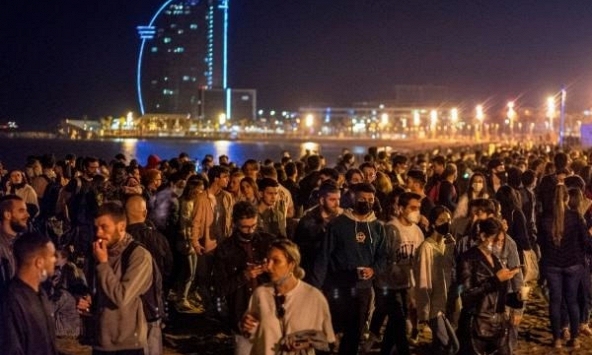 Người dân Tây Ban Nha ăn mừng kết thúc lệnh giới nghiêm vì COVID-19