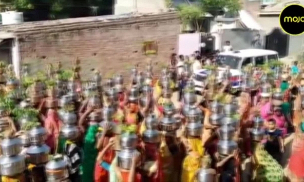 Hàng nghìn người Ấn Độ dâng nước thiêng 'đuổi COVID-19'