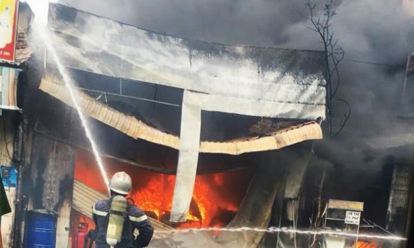 Cháy dữ dội ở Bình Chánh, TP HCM