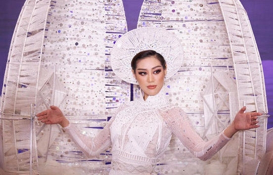 Trang phục dân tộc của Khánh Vân được Catriona Gray khen ấn tượng