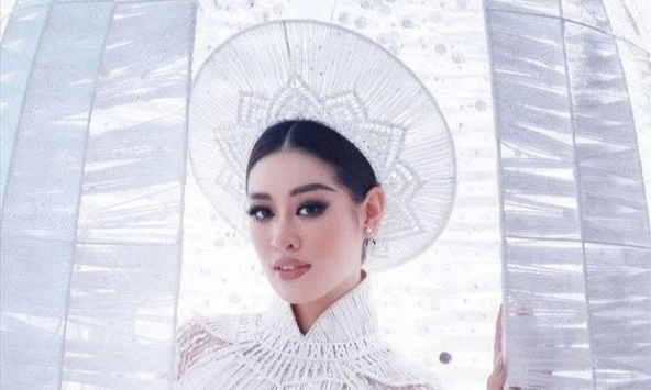 Khánh Vân thần thái ngút ngàn tại đêm thi quốc phục Miss Universe